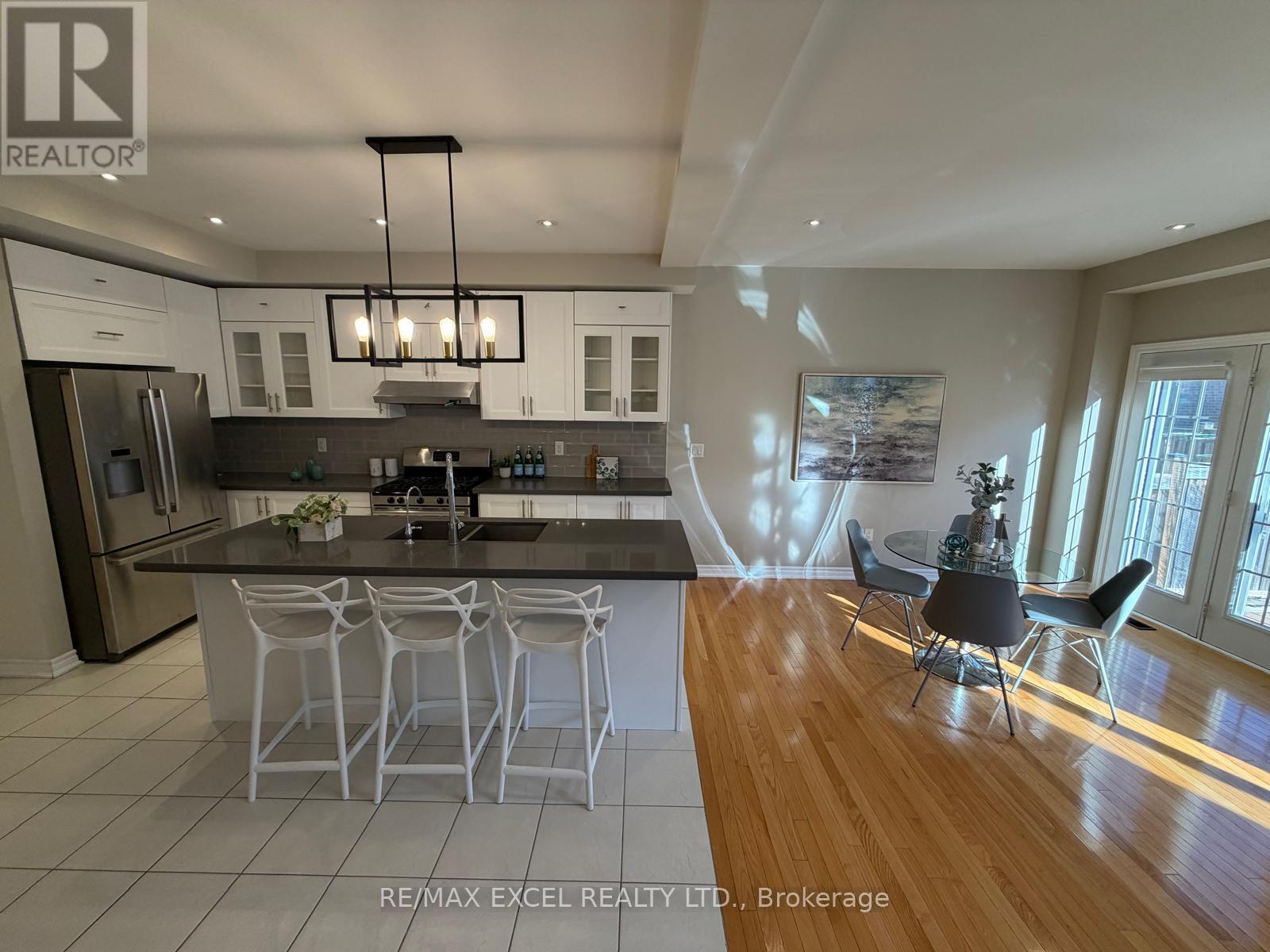 15 Zeng Cheng Drive, Markham, ON photo 4