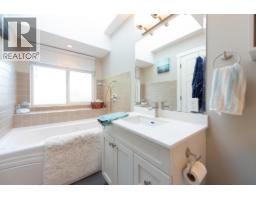 574 Veterans Road, Gibsons, BC V0N1V4 Photo 19