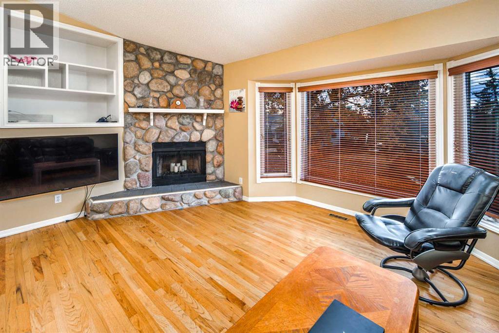 28 Hawkcliff Place NW photo 3