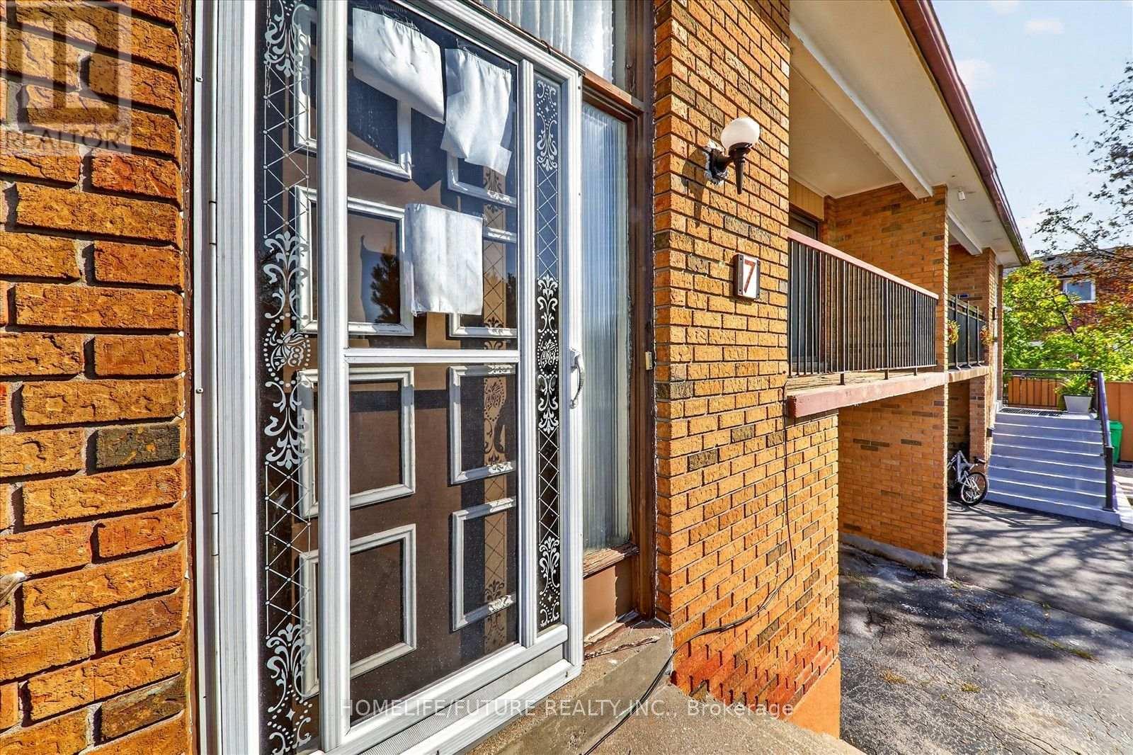 7 Winterfold Drive, Brampton, ON photo 10