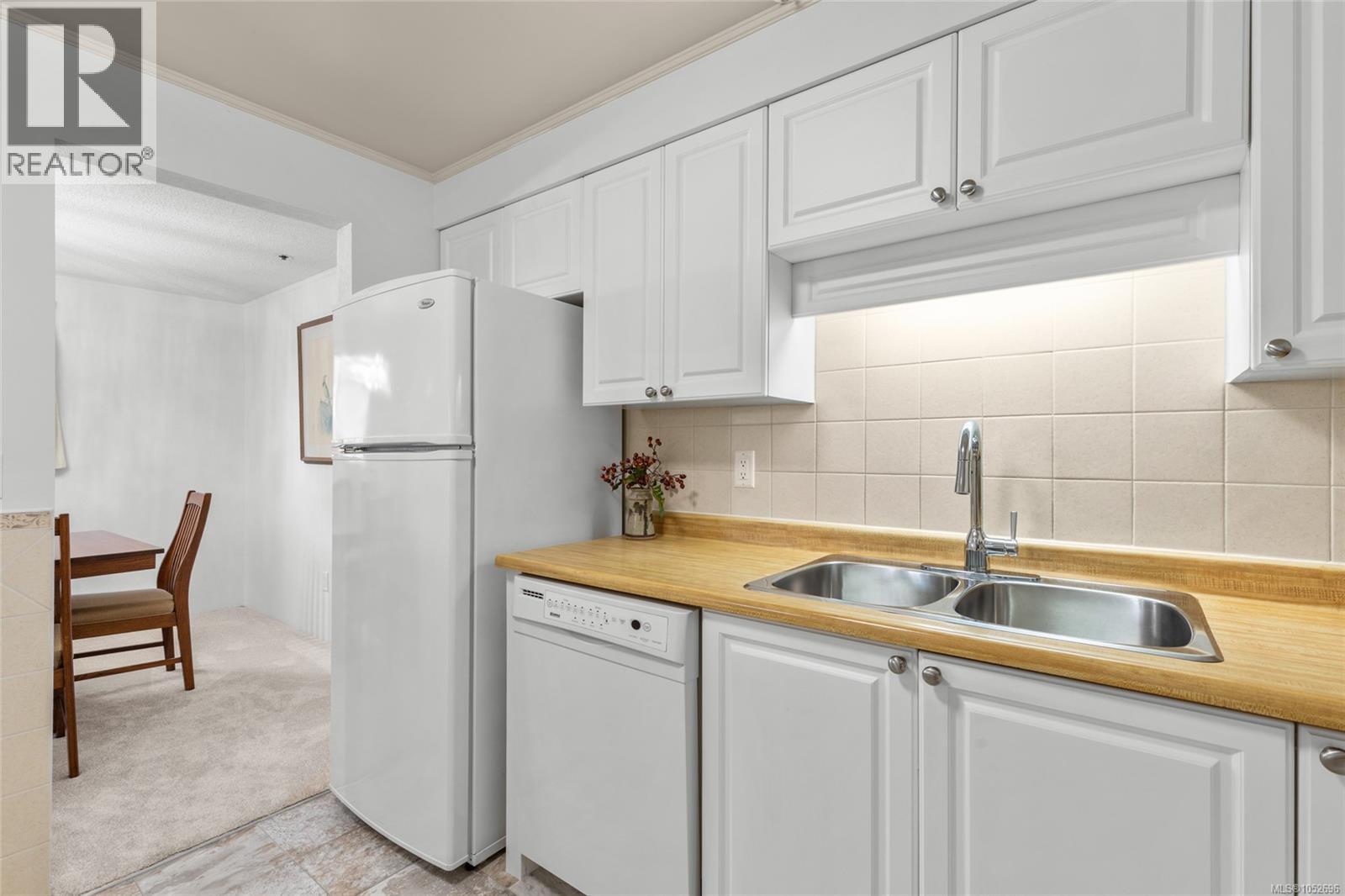 117 1560 Hillside Avenue, Victoria