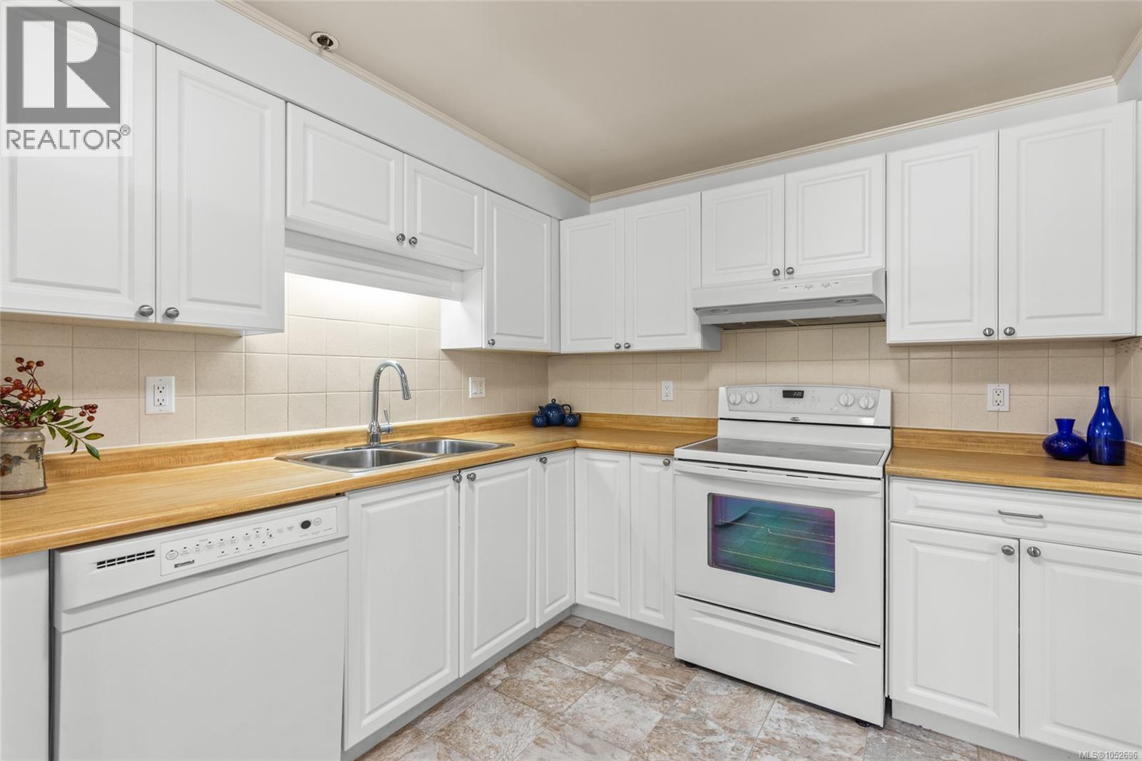 117 1560 Hillside Avenue, Victoria