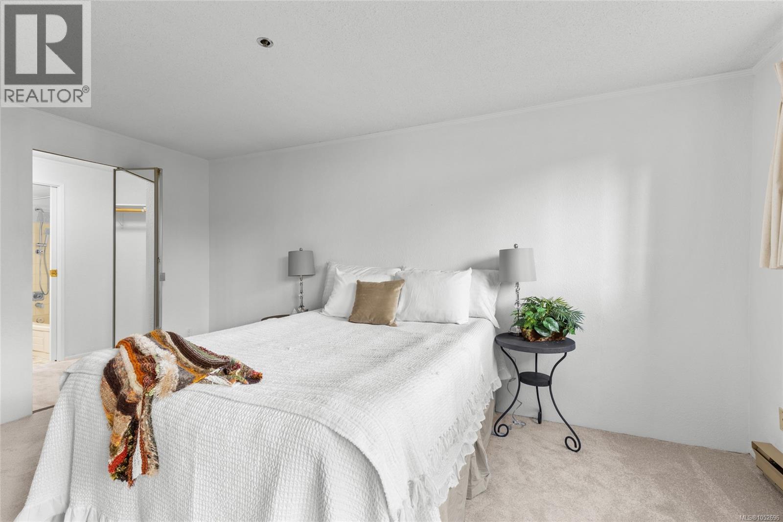 117 1560 Hillside Avenue, Victoria