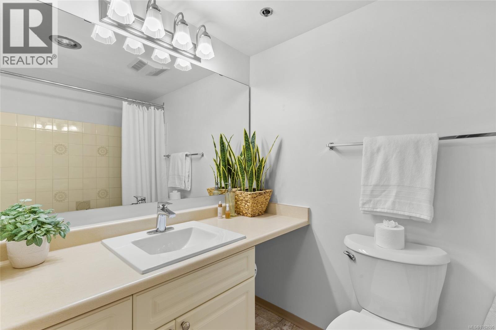 117 1560 Hillside Avenue, Victoria