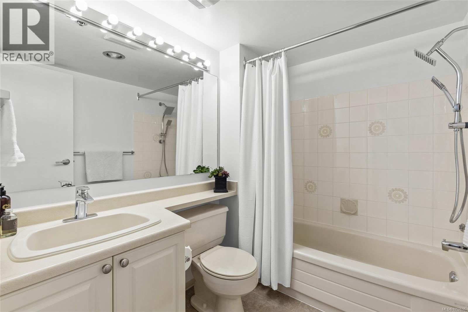 117 1560 Hillside Avenue, Victoria