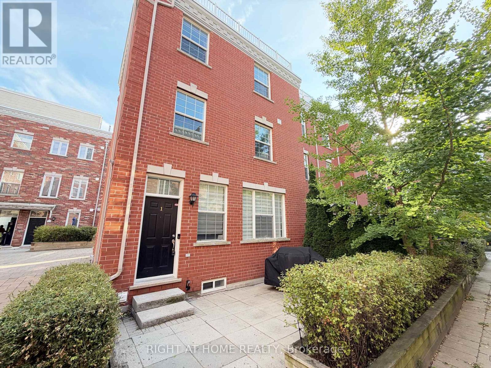 1 FAIRHEAD MEWS, Toronto (East End-Danforth)