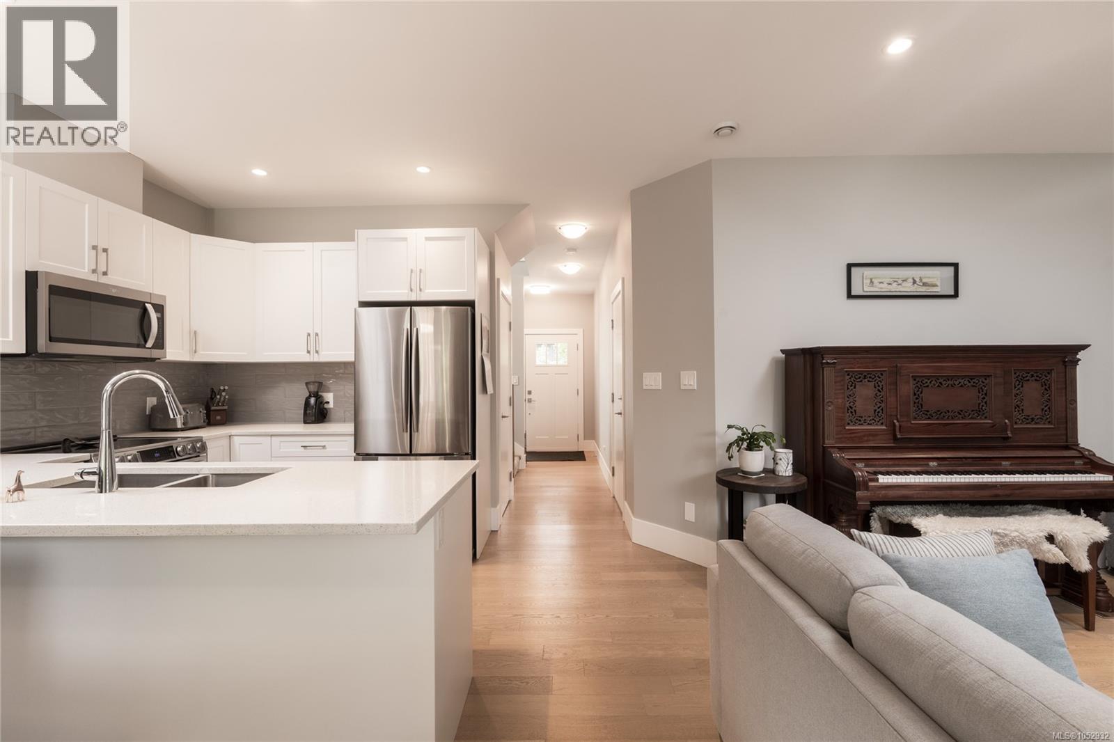 2 3031 Jackson St, Victoria - Image 1