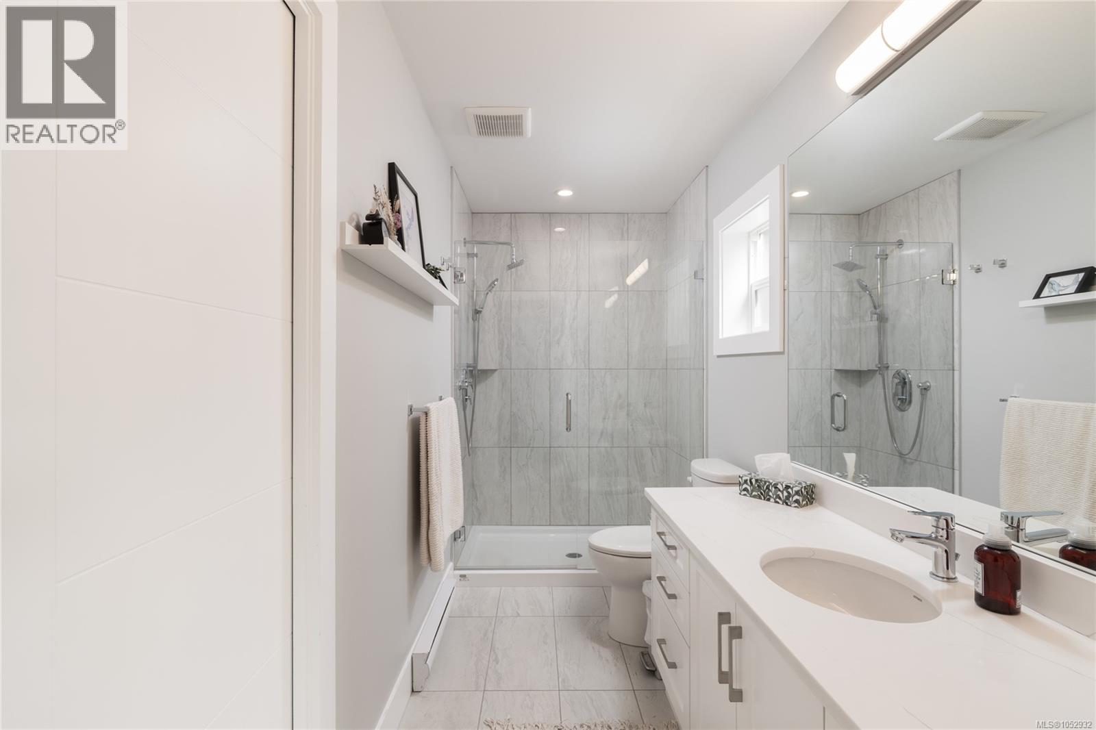 2 3031 Jackson St, Victoria - Image 1