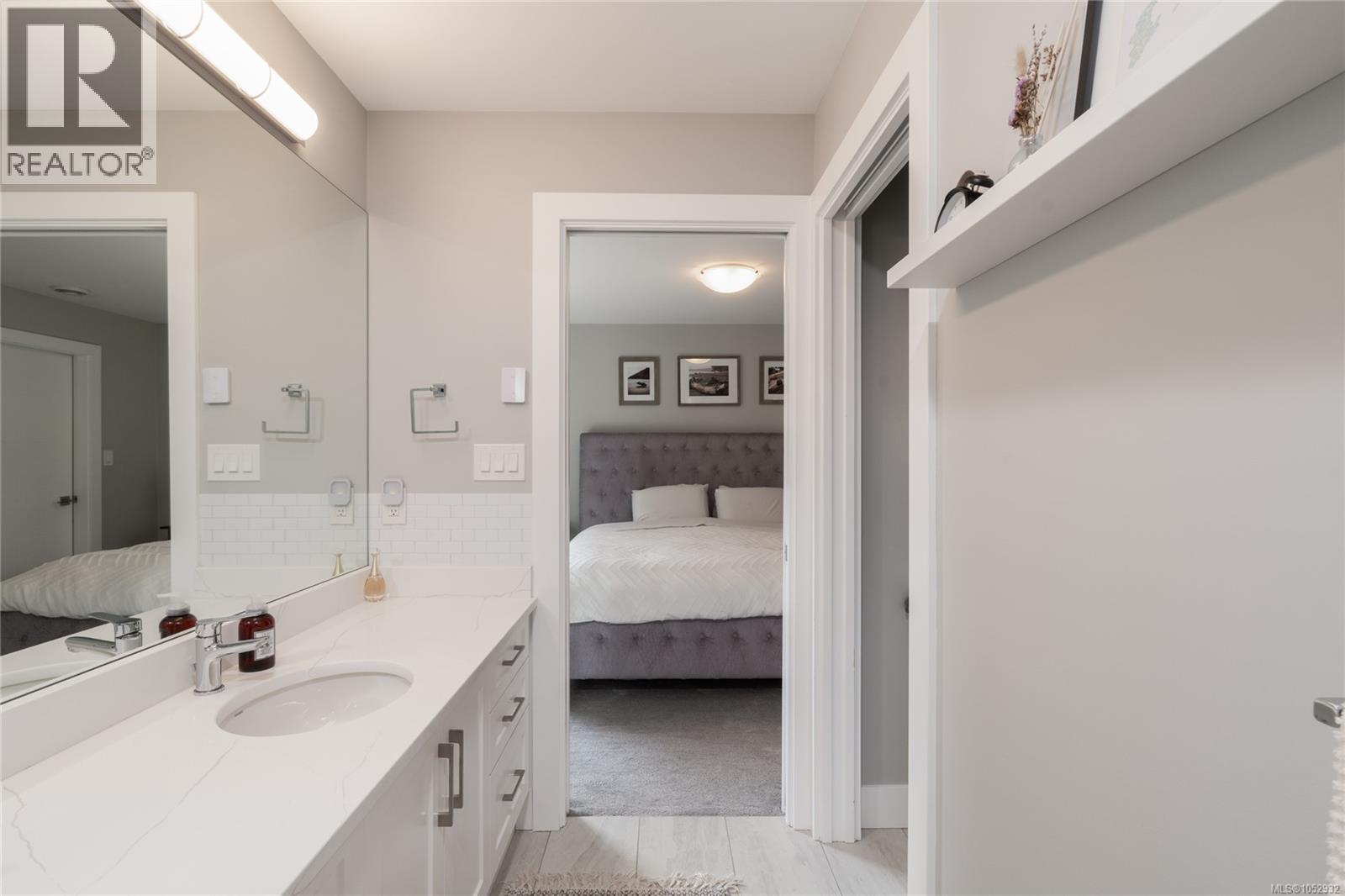 2 3031 Jackson St, Victoria - Image 1