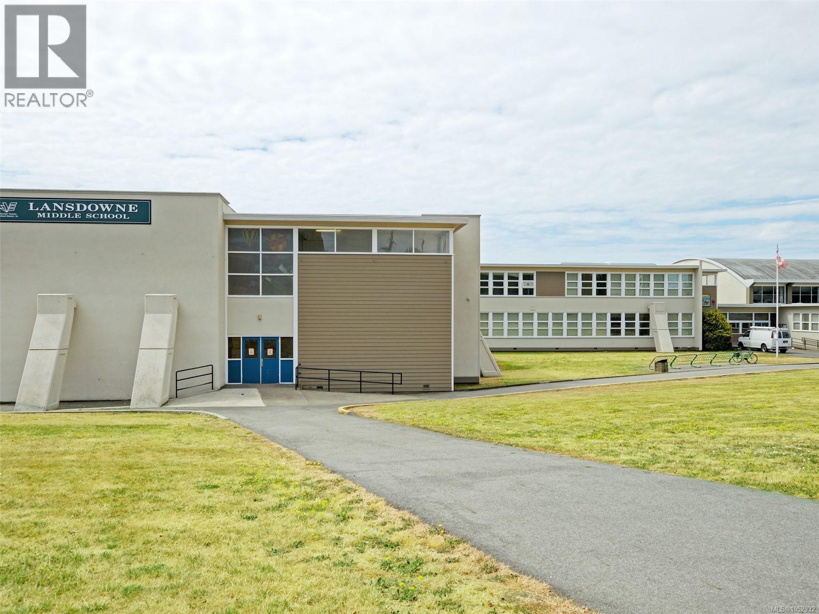 2 3031 Jackson St, Victoria - Image 1