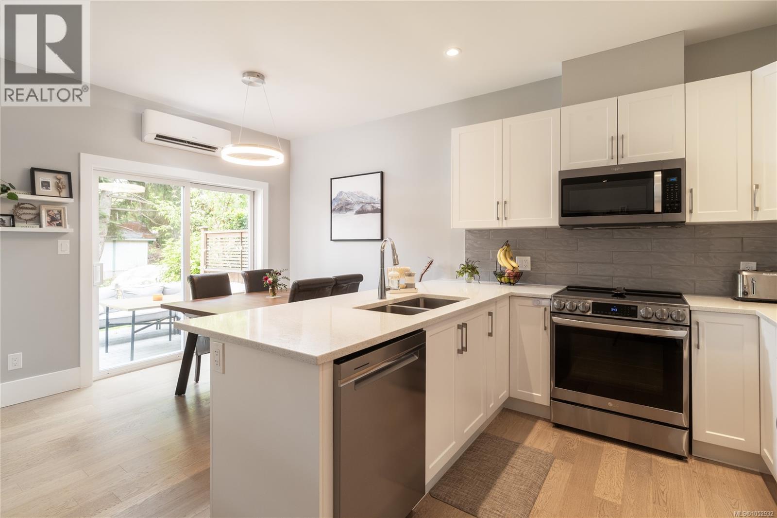2 3031 Jackson St, Victoria - Image 1