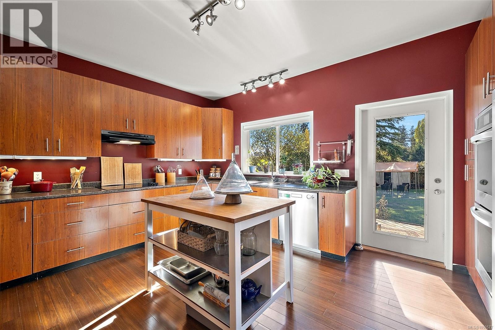 1321 Prillaman Ave, Saanich - Image 1
