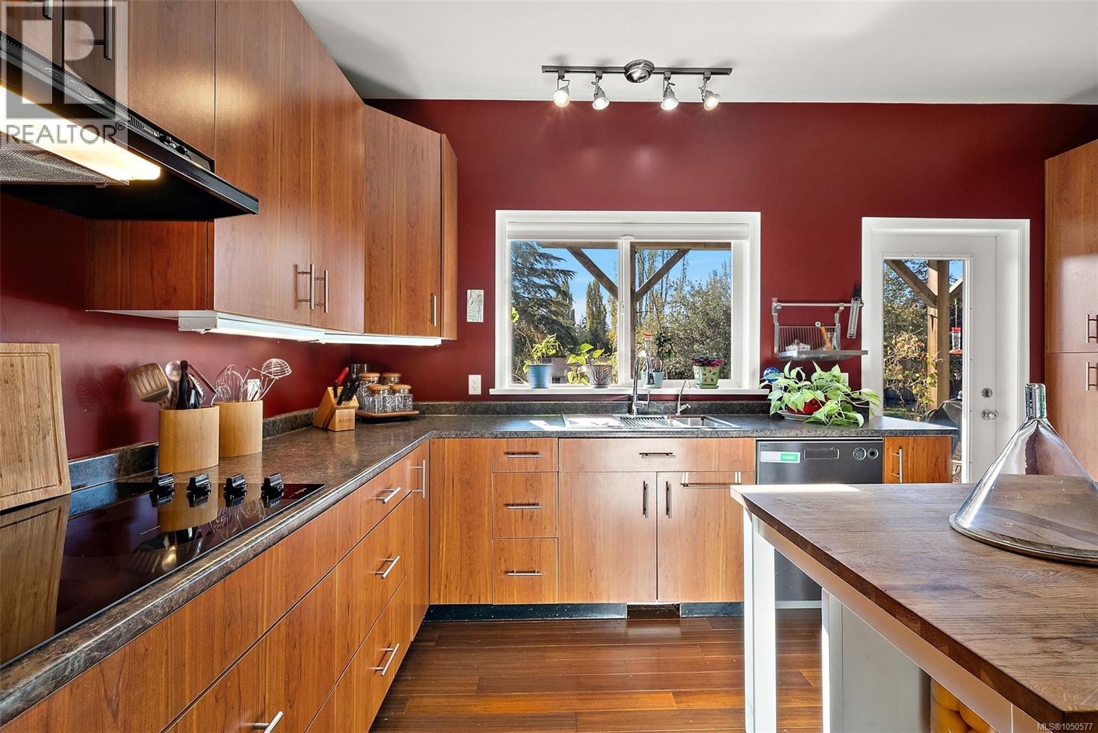 1321 Prillaman Ave, Saanich - Image 1