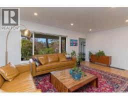 Entrance - 1287 Filmer Rd, Saanich, BC V8P1W5 Photo 13