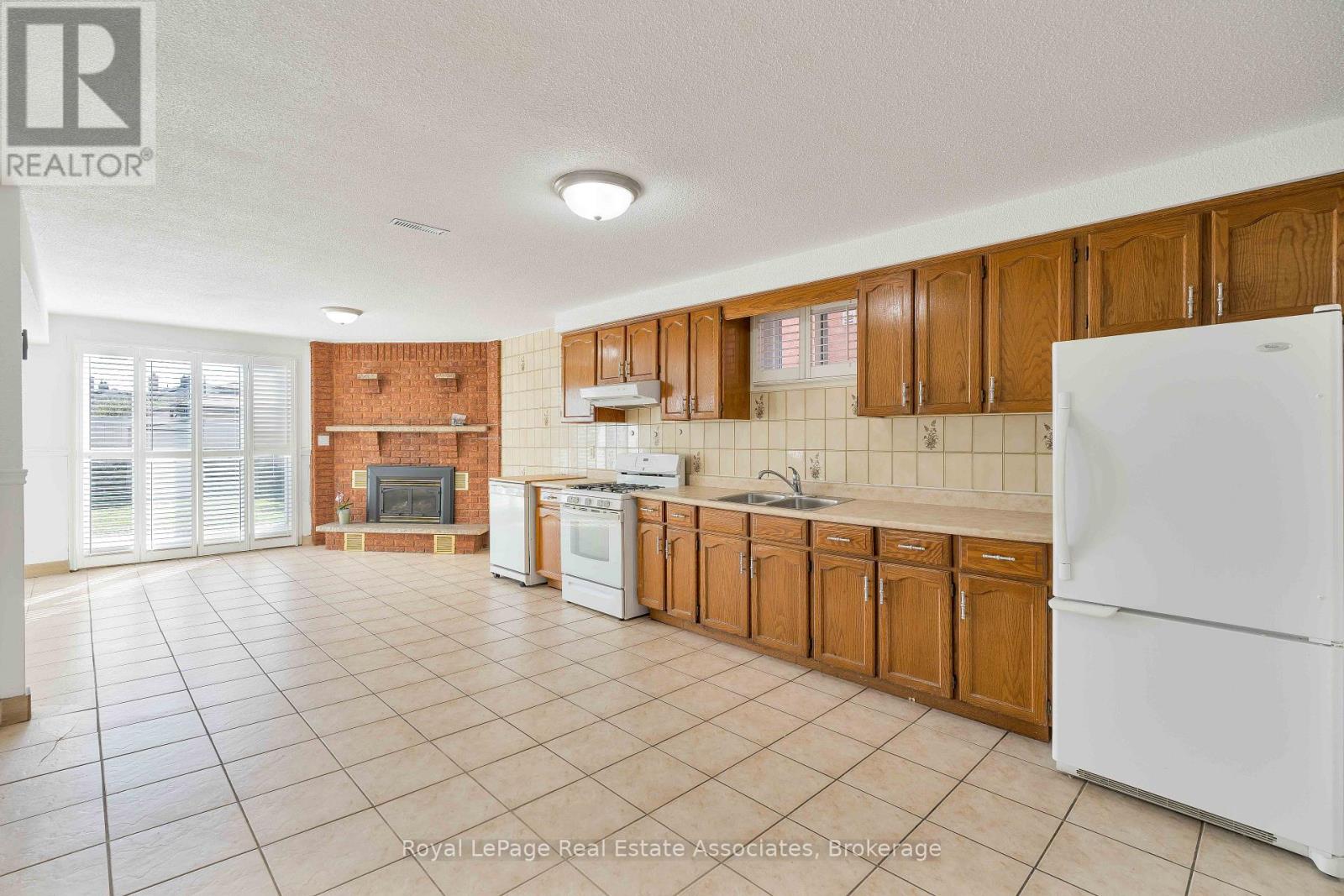 7 CAPSTAN COURT - 36