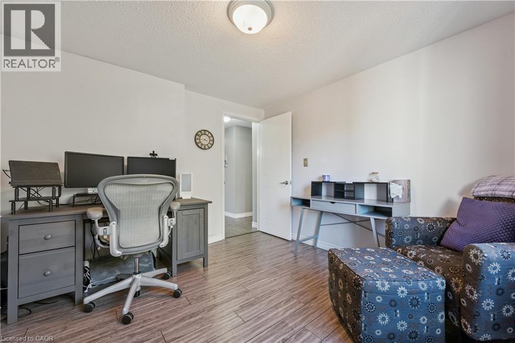 7 KROEGER Crescent - 16