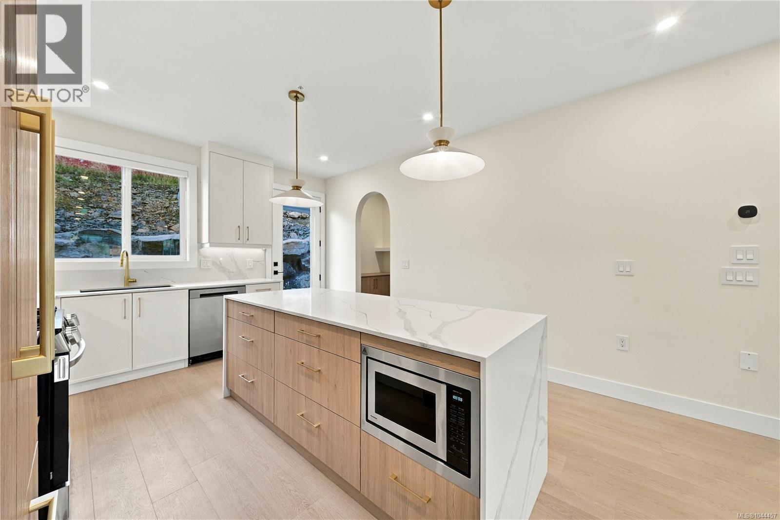 817 BLACKBIRD Pl, Langford - Image 1