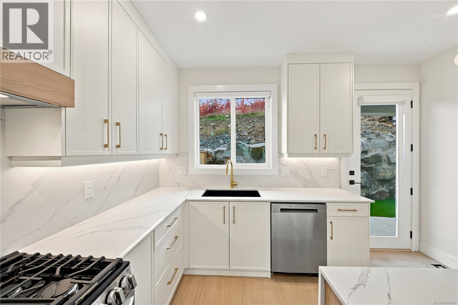 817 BLACKBIRD Pl, Langford - Image 1