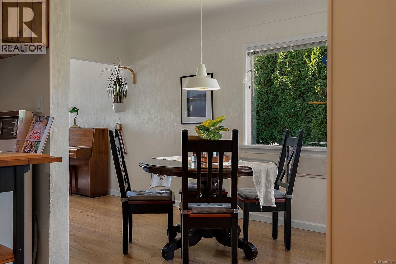 373 Richmond Ave, Victoria - Image 1