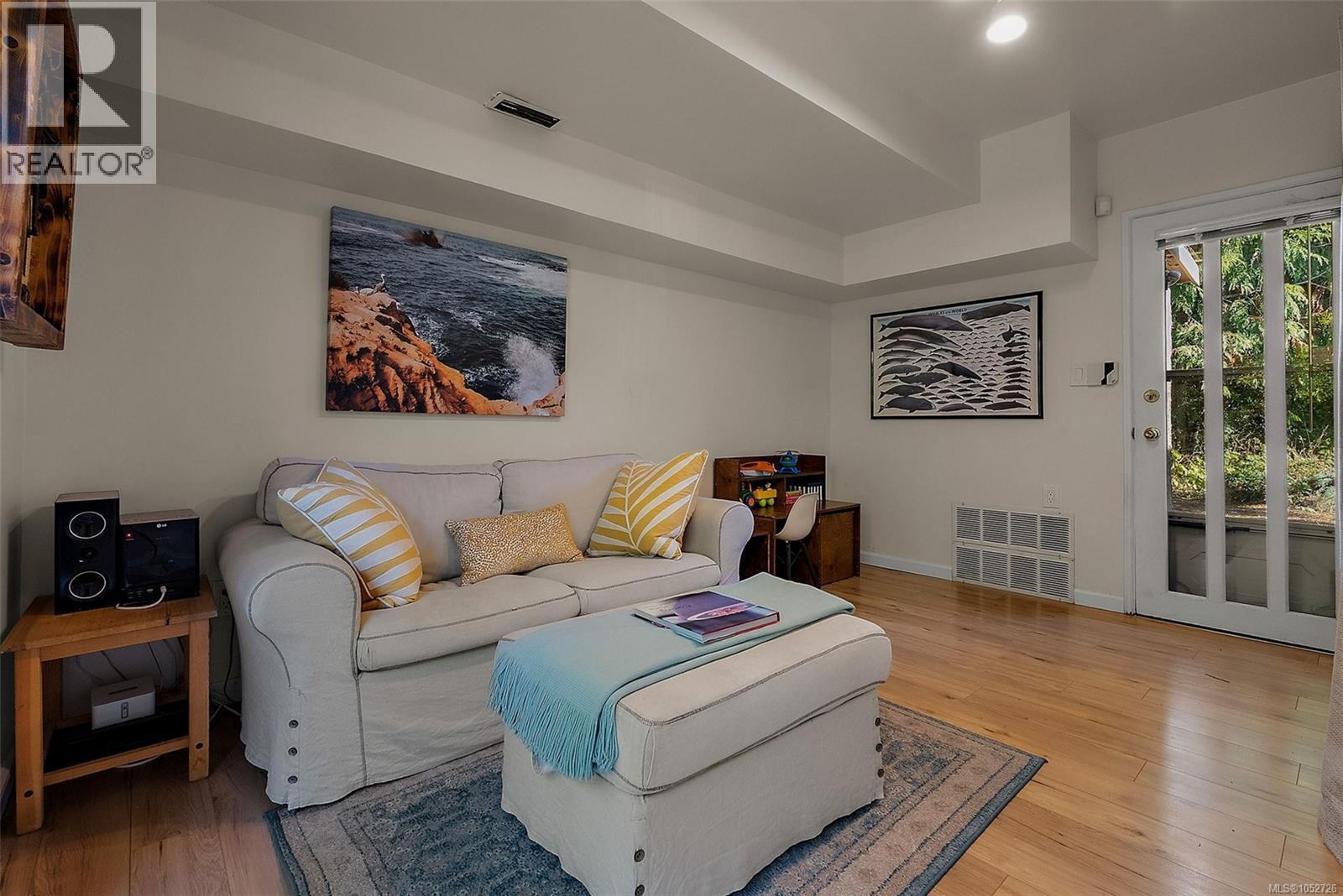 373 Richmond Ave, Victoria - Image 1
