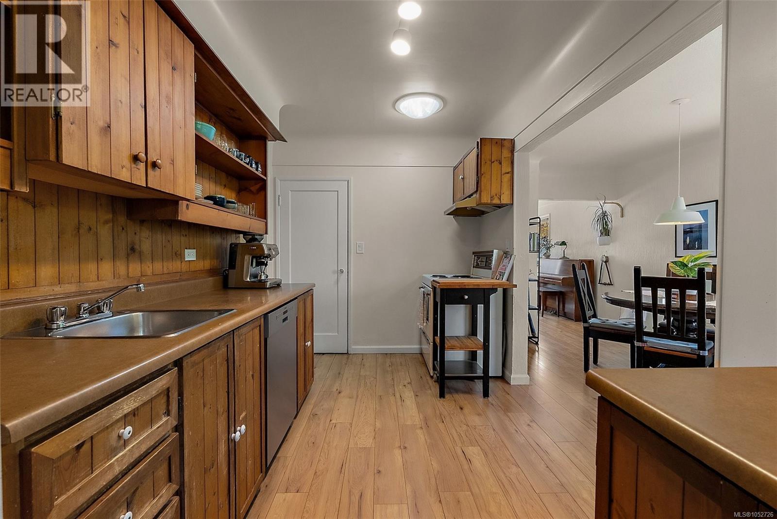 373 Richmond Ave, Victoria - Image 1