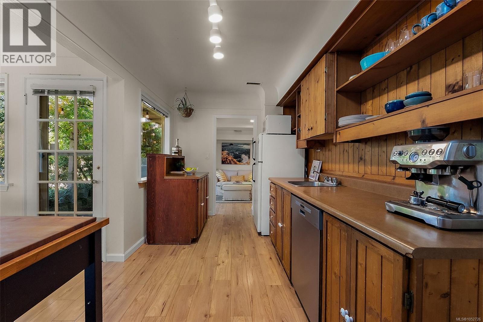 373 Richmond Ave, Victoria - Image 1