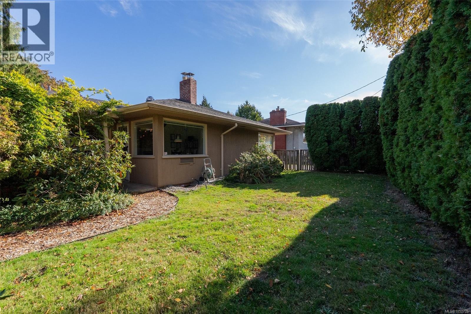 373 Richmond Ave, Victoria - Image 1
