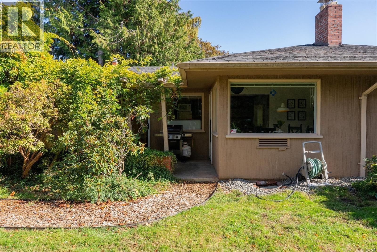 373 Richmond Ave, Victoria - Image 1