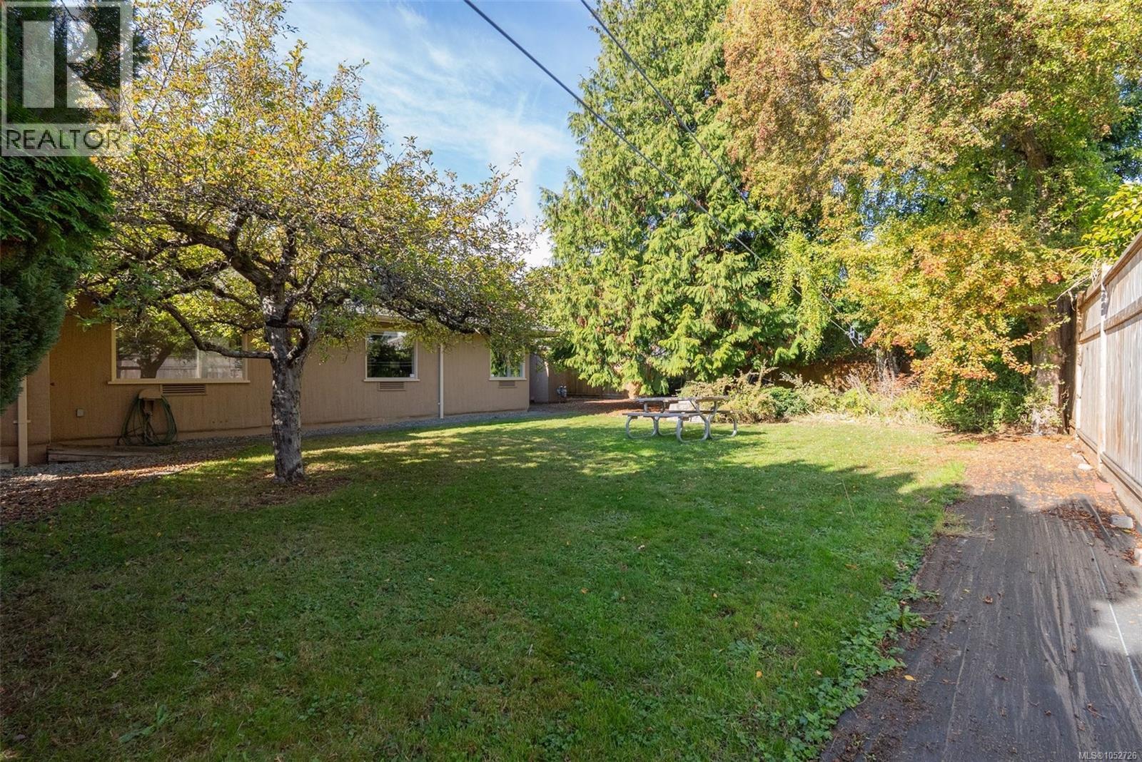 373 Richmond Ave, Victoria - Image 1