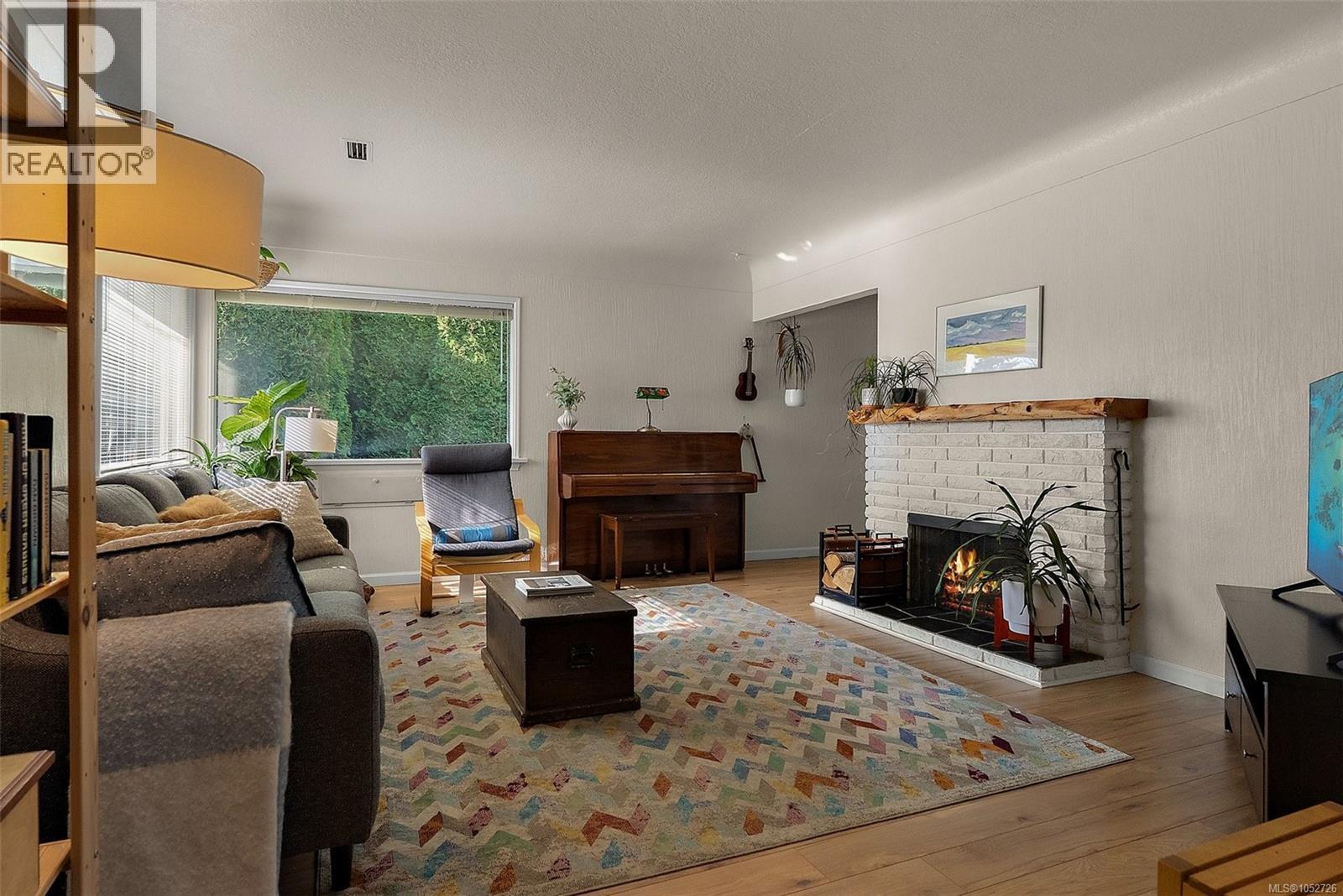 373 Richmond Ave, Victoria - Image 1