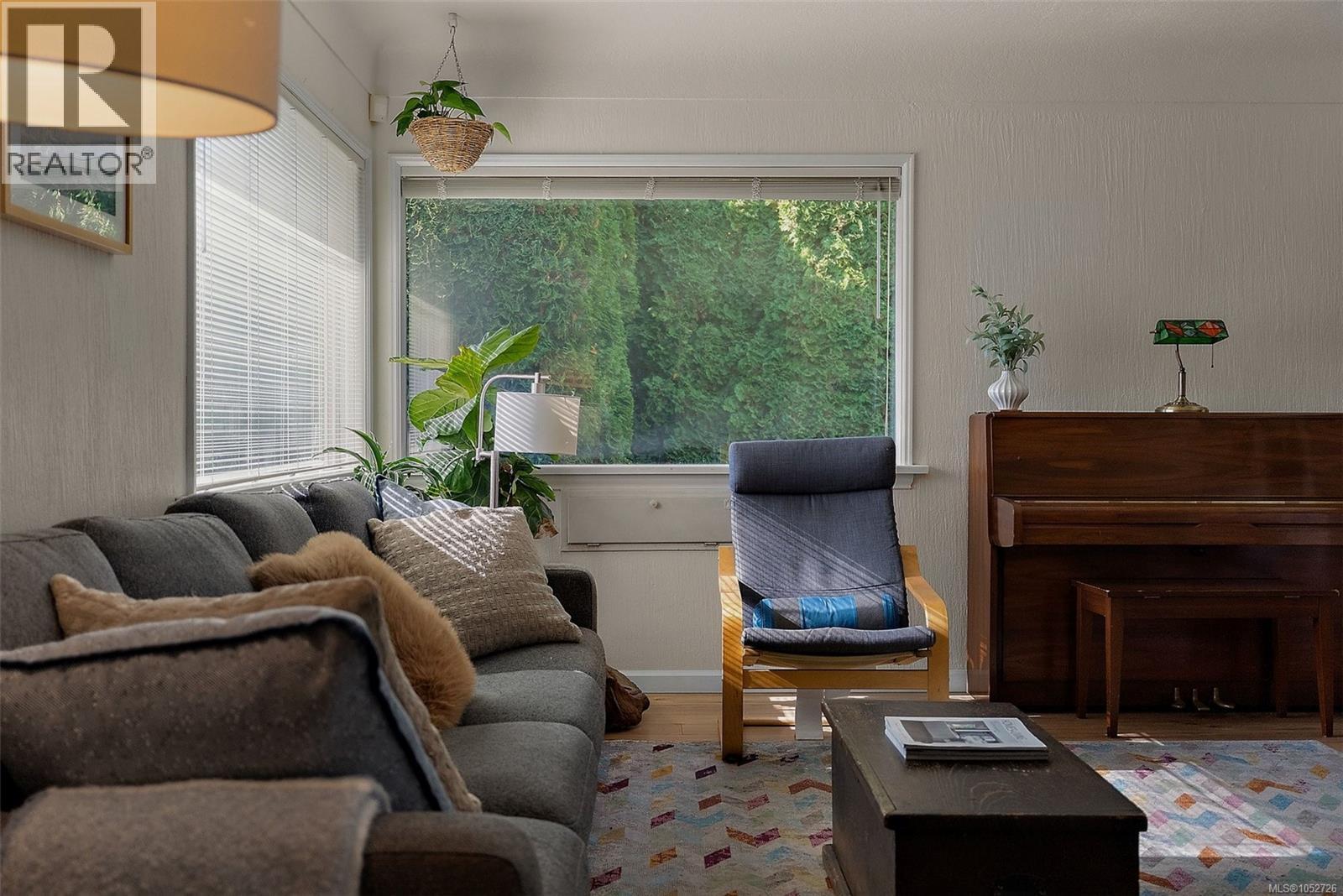 373 Richmond Ave, Victoria - Image 1