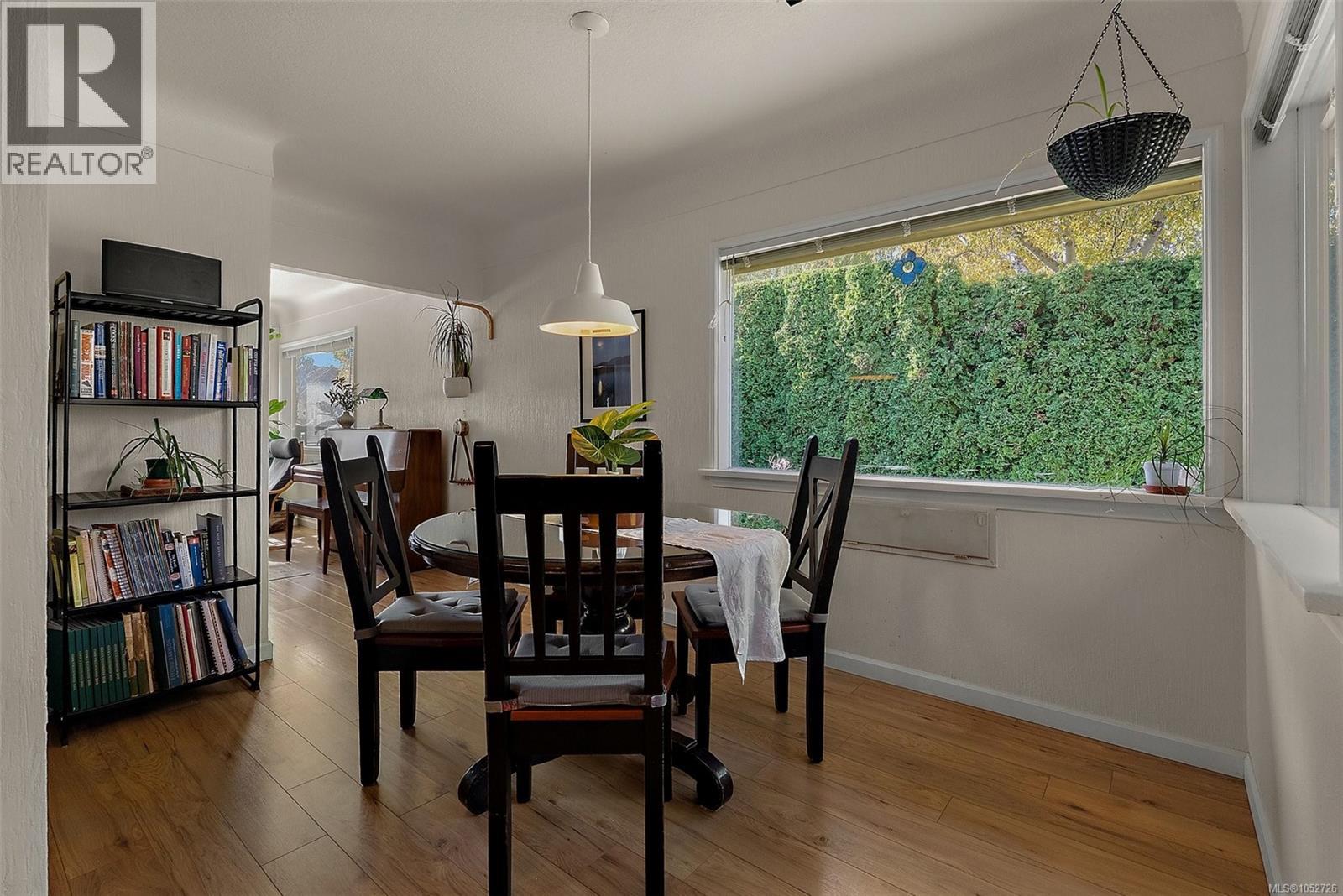 373 Richmond Ave, Victoria - Image 1