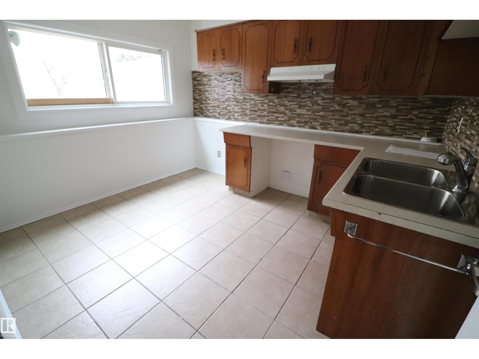 10118 & 10120 121 AV NW, Edmonton — photo 17
