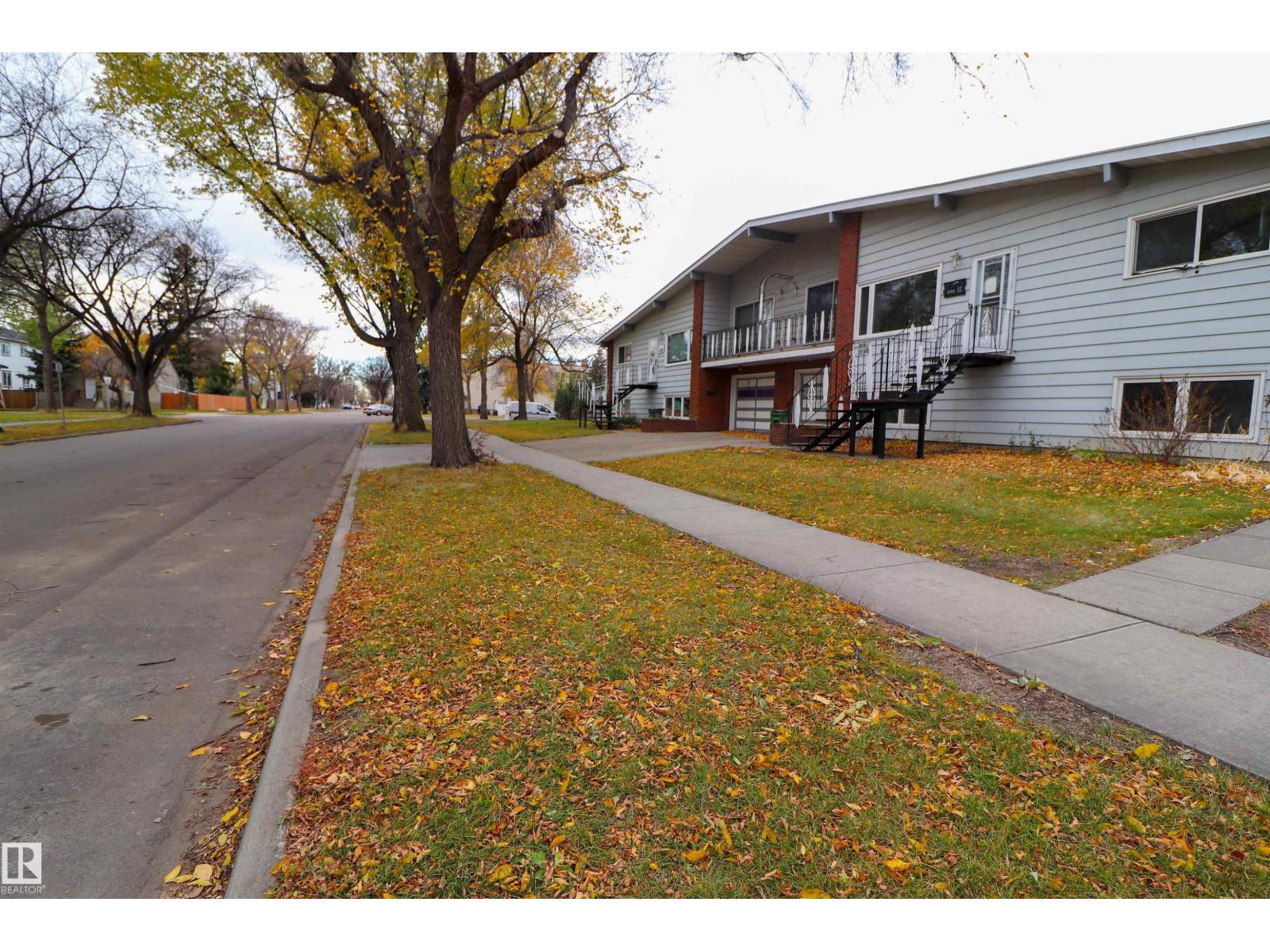 10118 & 10120 121 AV NW, Edmonton — photo 2