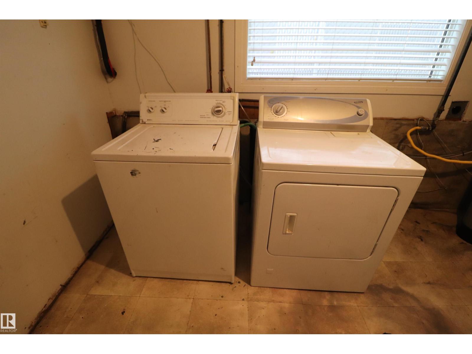 10118 & 10120 121 AV NW, Edmonton — photo 24