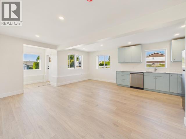 4708 REDONDA AVE, Powell River - Image 1