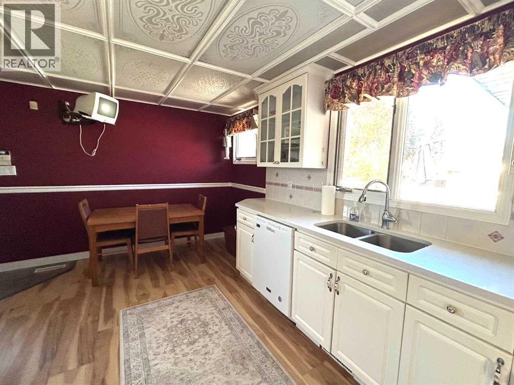 808 4 Avenue W, Brooks — photo 17
