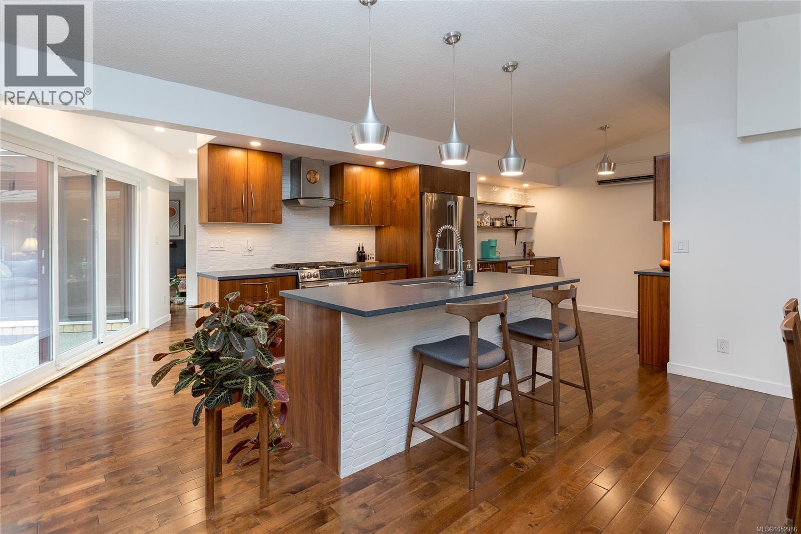  1043 Pondwood Lane, Saanich