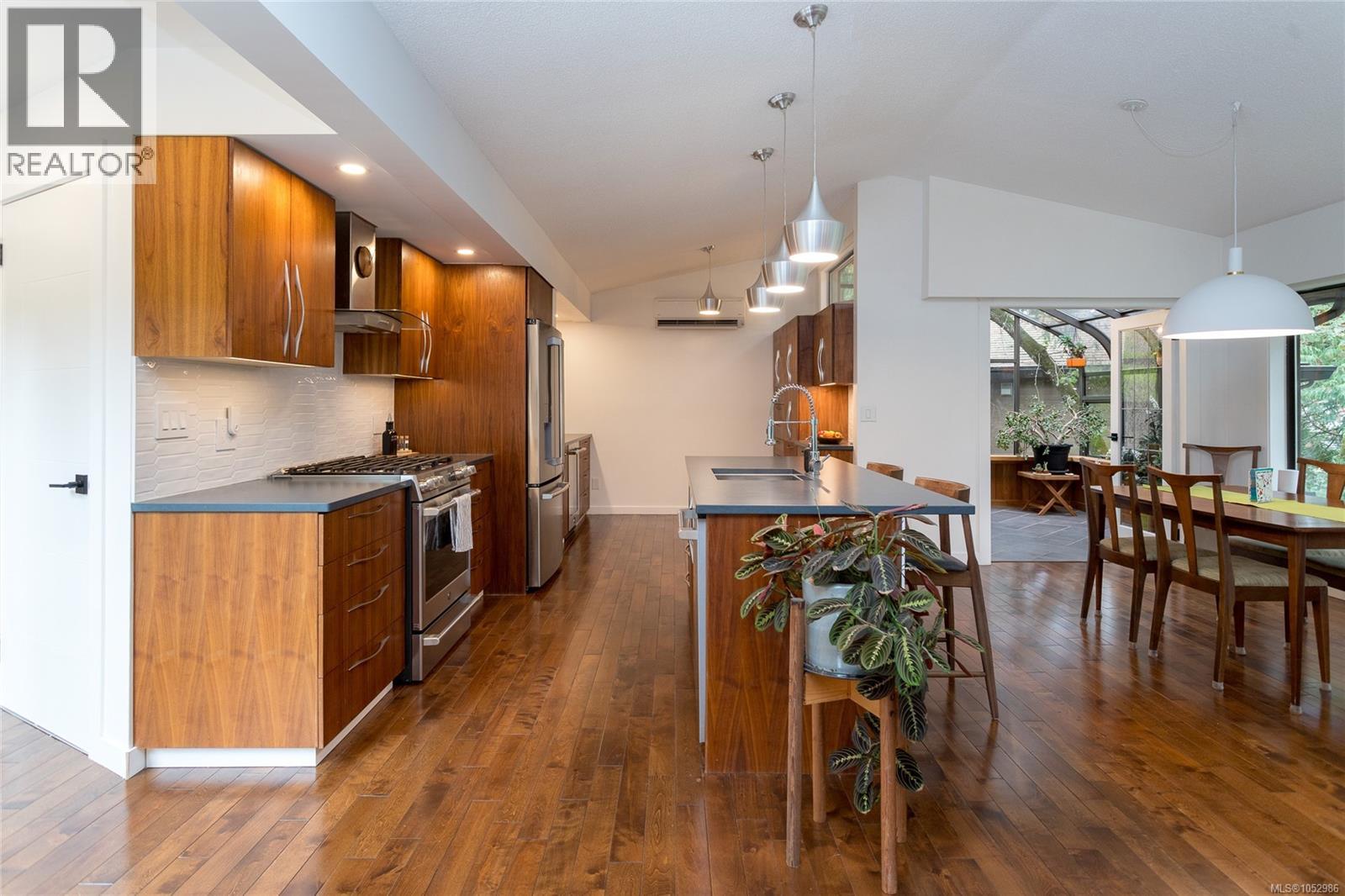  1043 Pondwood Lane, Saanich