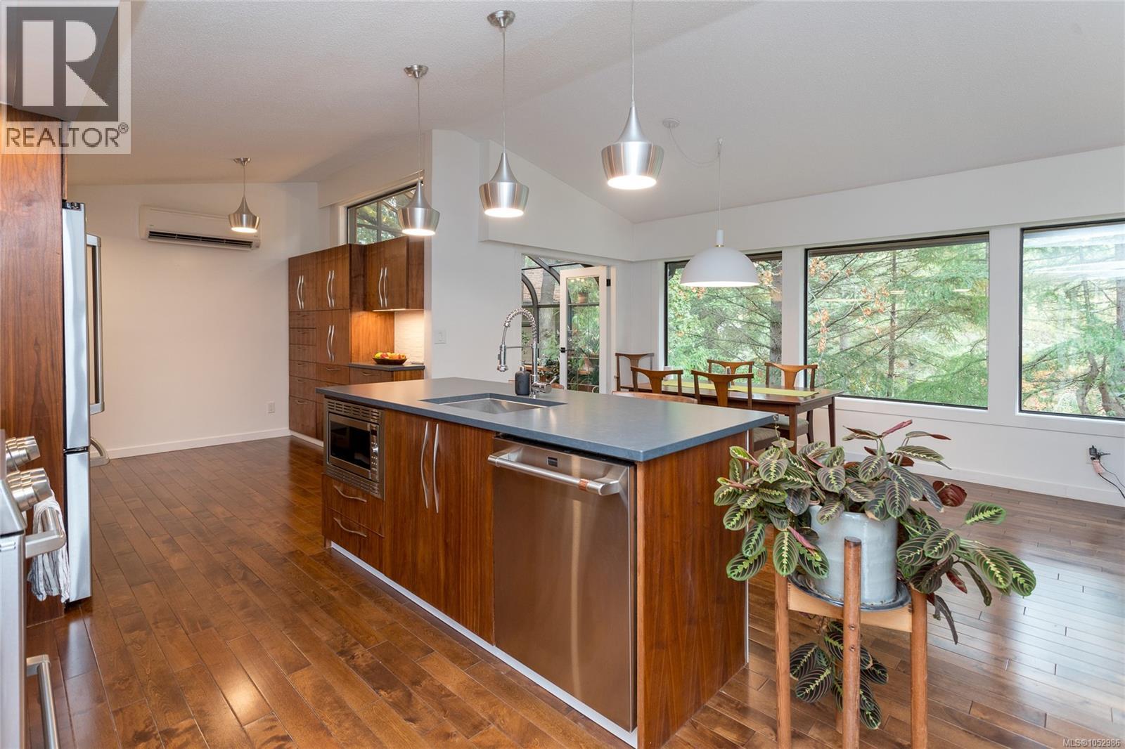  1043 Pondwood Lane, Saanich