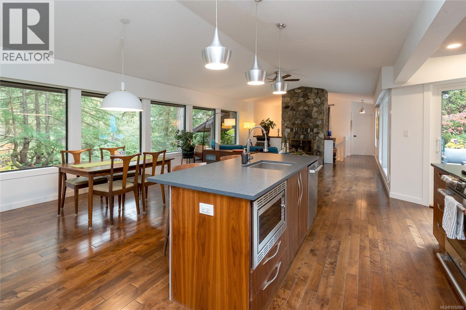  1043 Pondwood Lane, Saanich