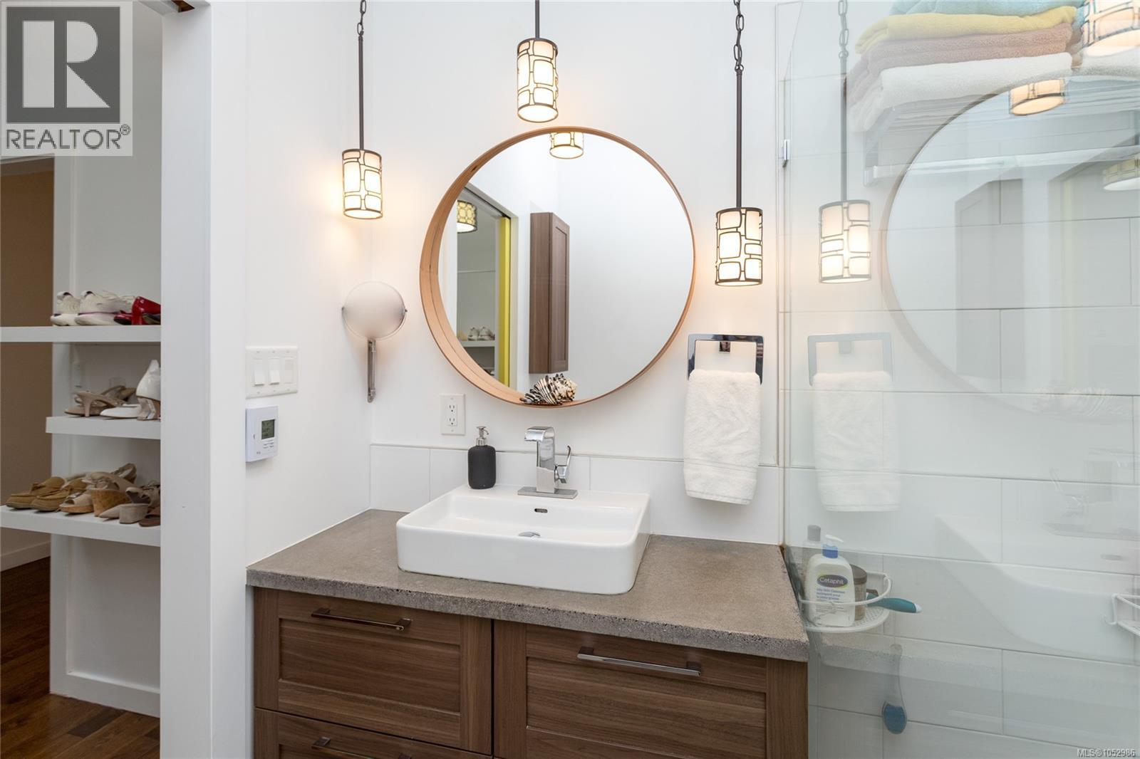  1043 Pondwood Lane, Saanich