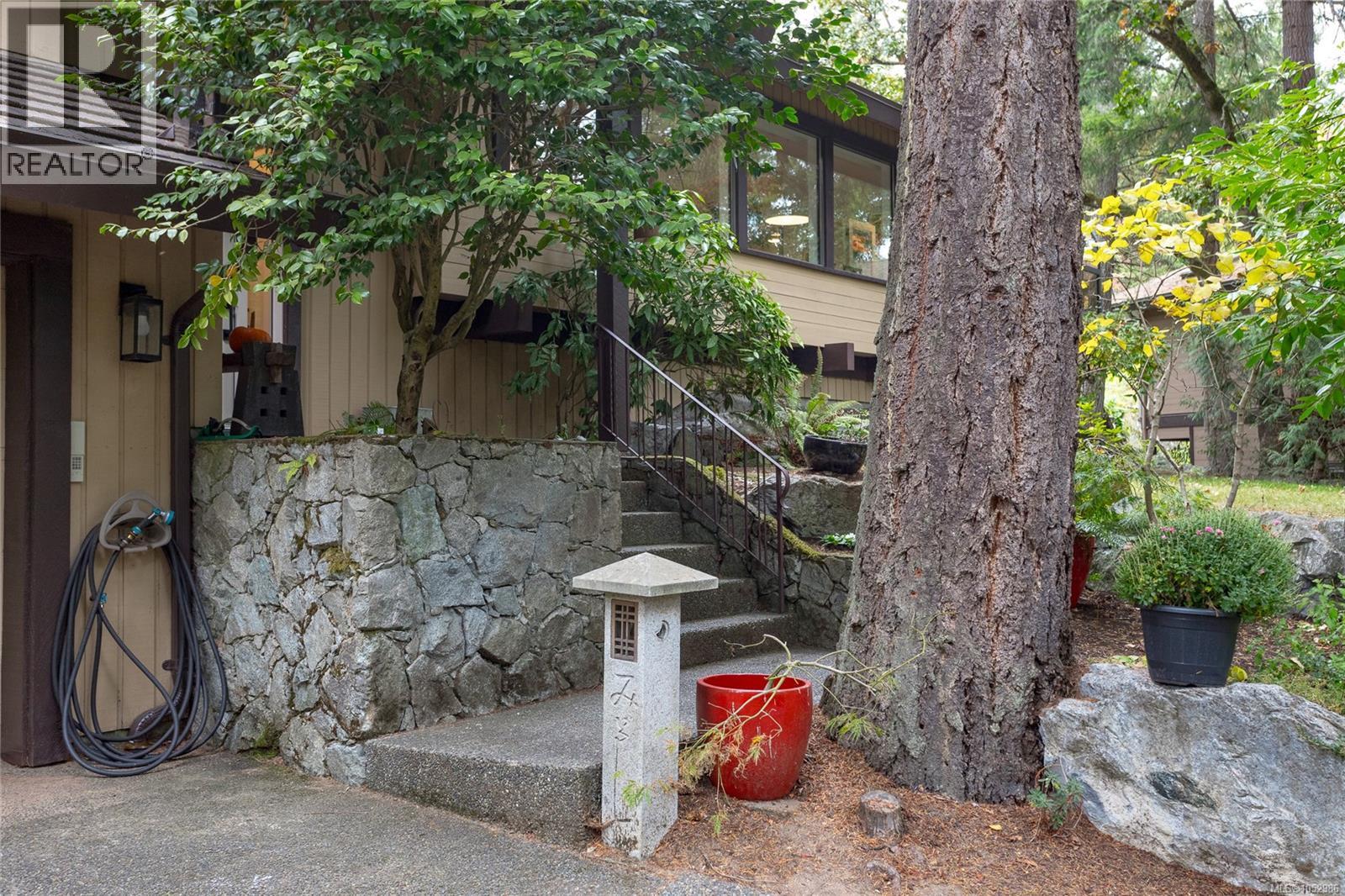  1043 Pondwood Lane, Saanich