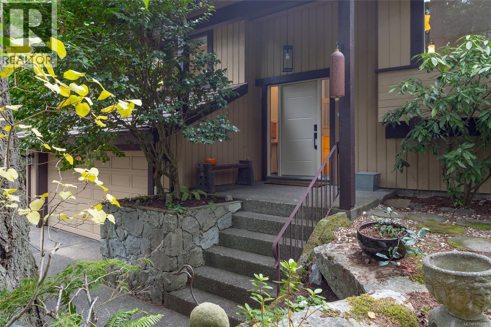  1043 Pondwood Lane, Saanich