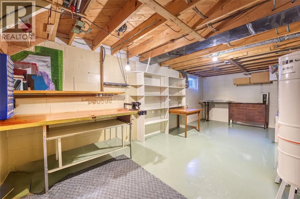 997 HOLLANDS AVENUE - 35