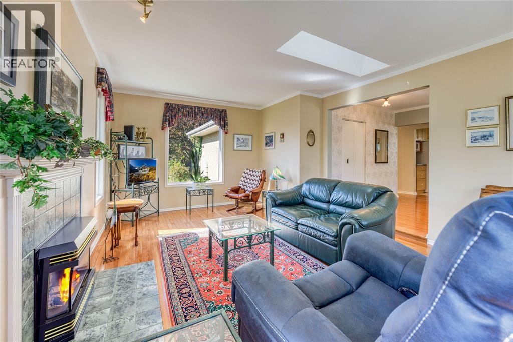 997 HOLLANDS AVENUE - 7