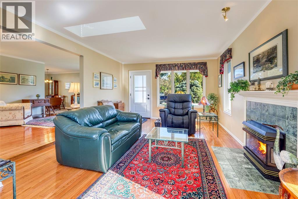 997 HOLLANDS AVENUE - 8