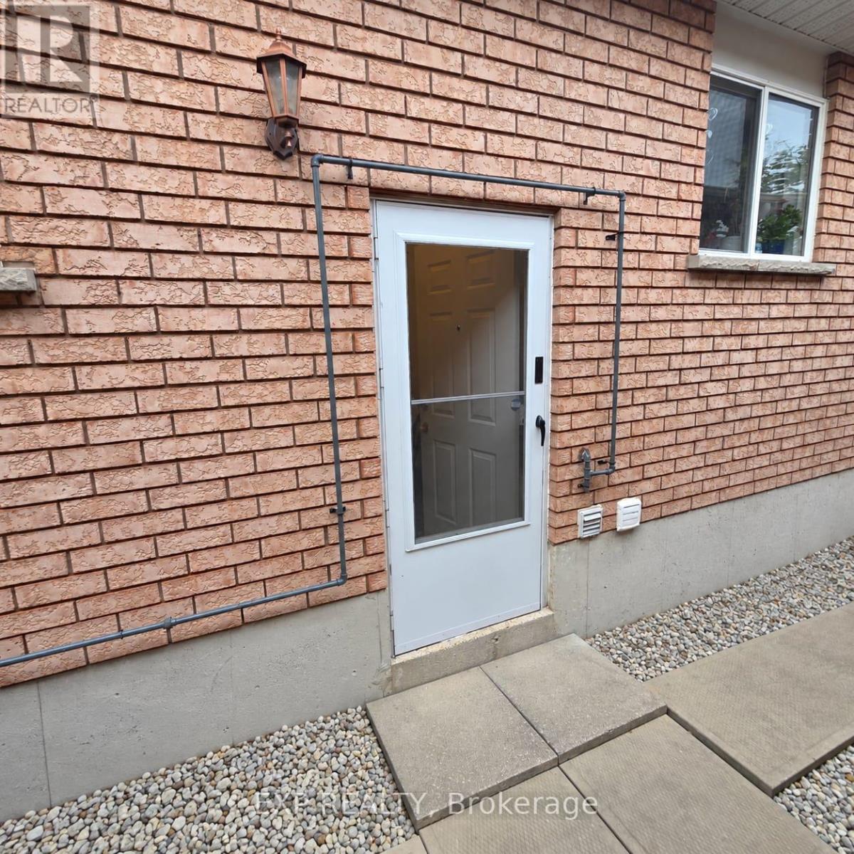 Lower-16 Lucas Avenue, Barrie photo 12