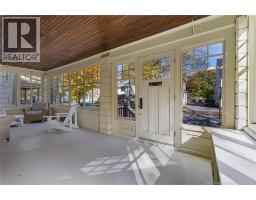 560 Charlotte Street, photo 2