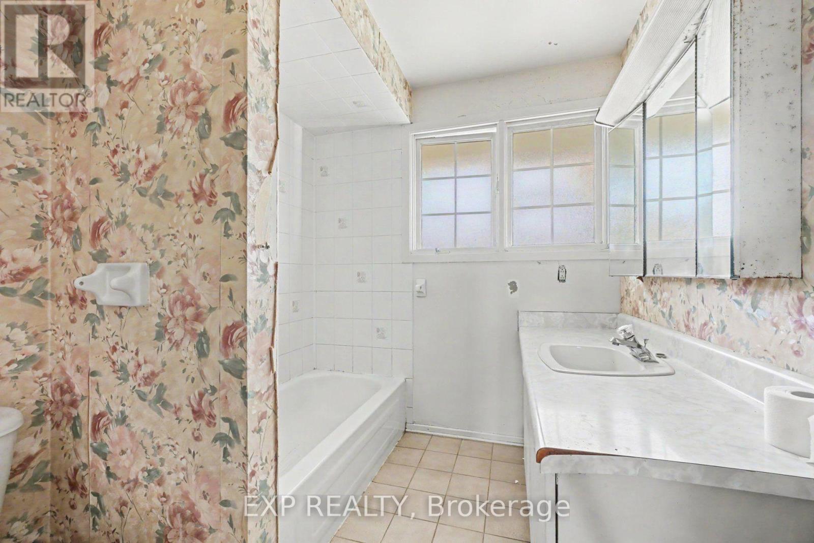 Main Bathroom.